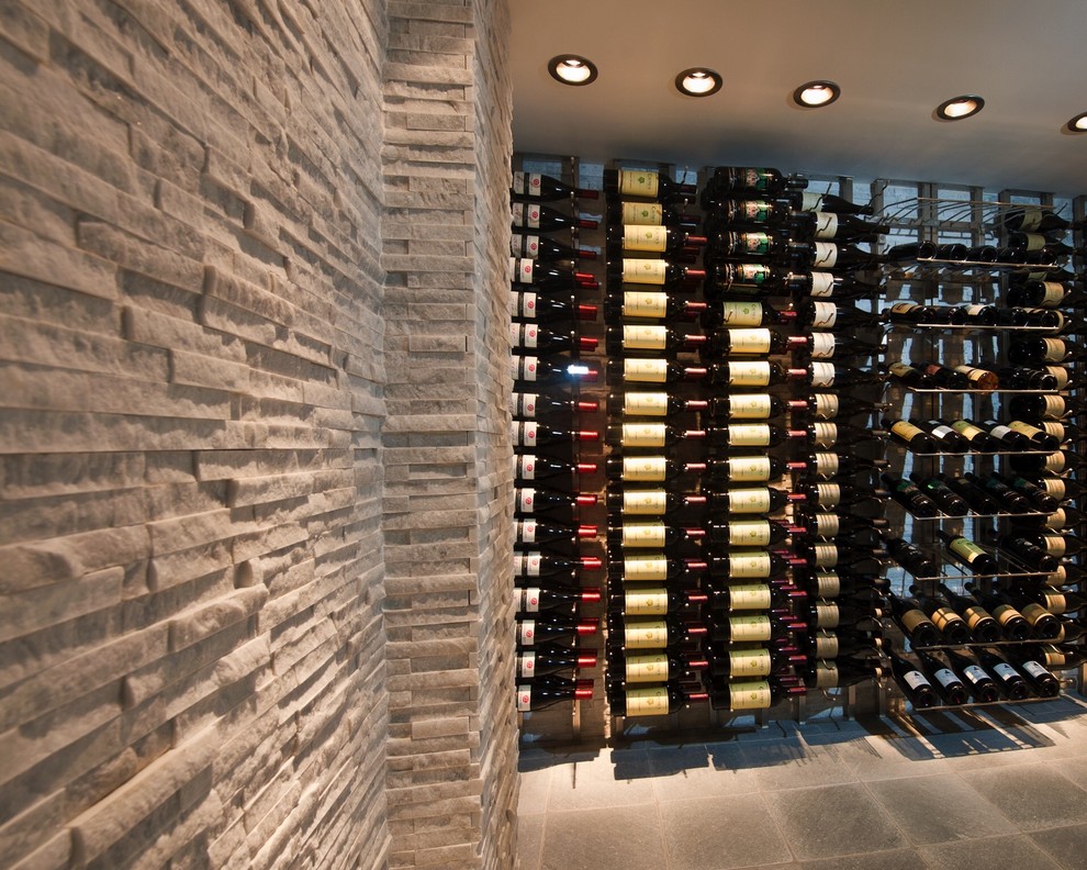 Exemple d'une grande cave à vin chic avec un présentoir.