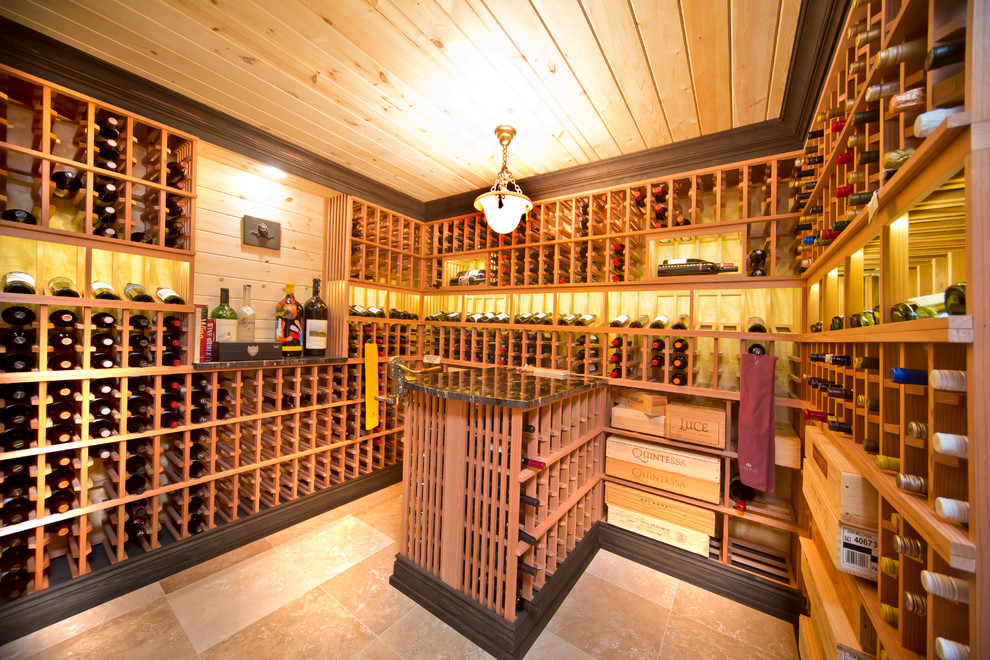 Cette image montre une cave à vin traditionnelle de taille moyenne avec un sol en carrelage de porcelaine et un présentoir.