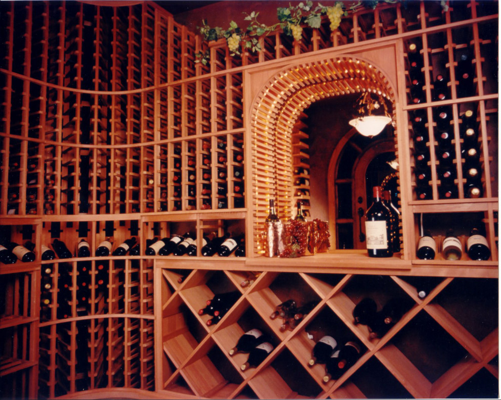 Klassisk inredning av en stor vinkällare, med vindisplay, skiffergolv och brunt golv