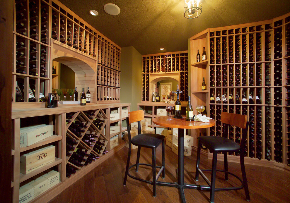 Cette photo montre une cave à vin chic de taille moyenne avec un sol en travertin, des casiers et un sol beige.