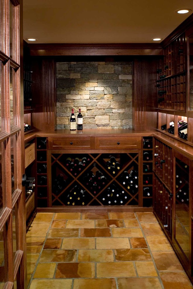 Aménagement d'une cave à vin contemporaine de taille moyenne avec un sol en calcaire et des casiers losange.