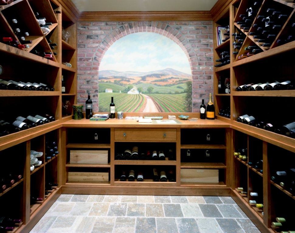 Idée de décoration pour une cave à vin tradition de taille moyenne avec un sol en ardoise et des casiers losange.