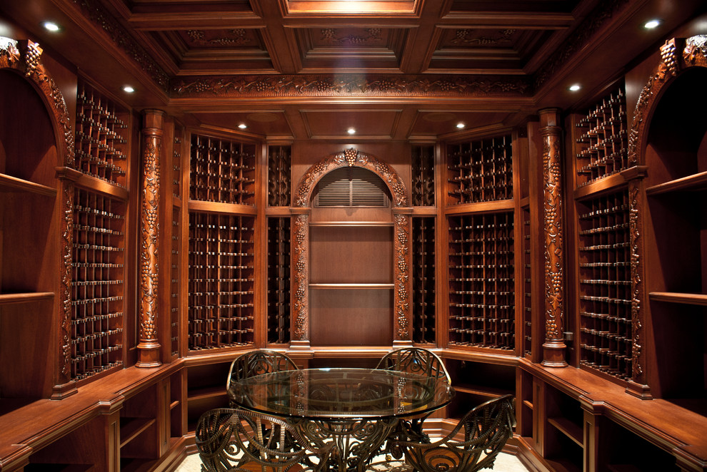 Exemple d'une cave à vin chic de taille moyenne avec des casiers losange.