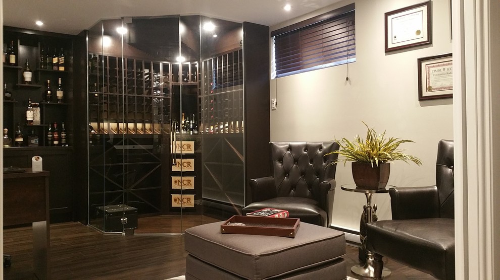 Foto på en mellanstor funkis vinkällare, med mörkt trägolv, vinhyllor och brunt golv