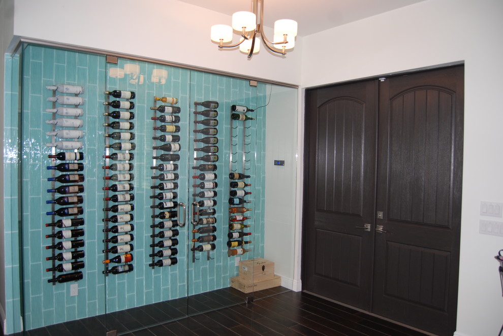 Cette photo montre une cave à vin de taille moyenne avec parquet peint, un présentoir et un sol noir.
