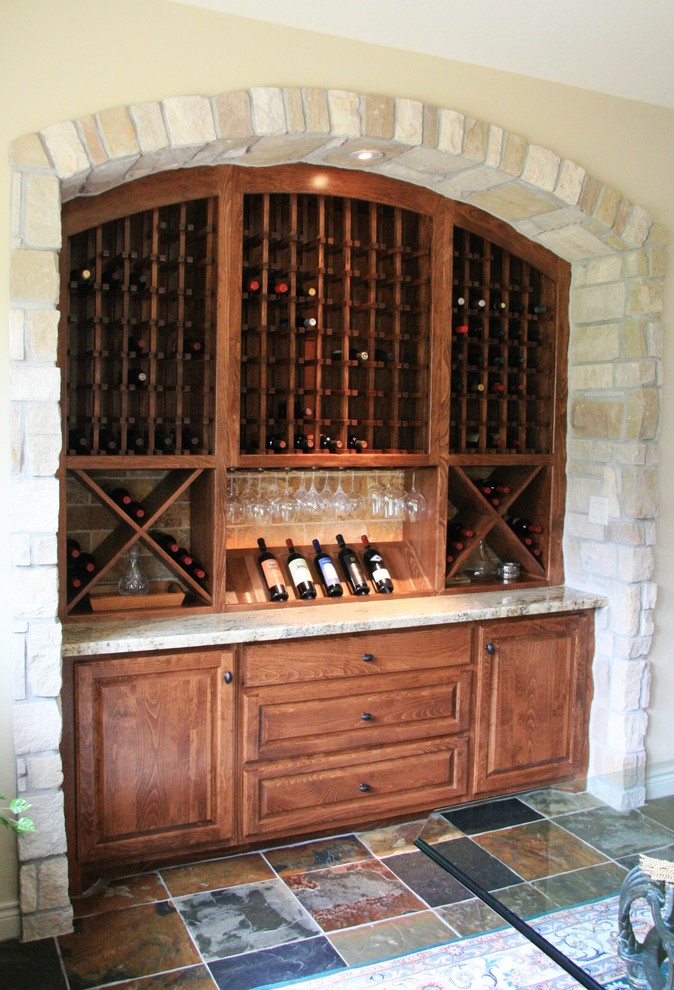 Idée de décoration pour une cave à vin méditerranéenne de taille moyenne avec un sol en ardoise et des casiers.