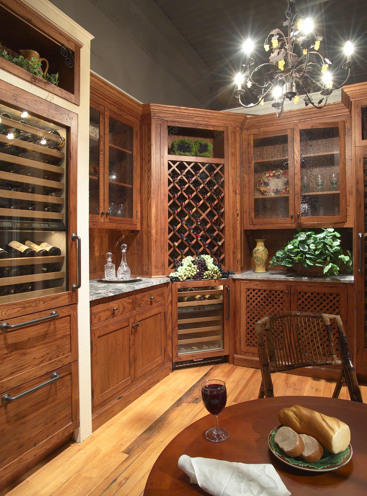Großer Klassischer Weinkeller mit hellem Holzboden und diagonaler Lagerung in New York