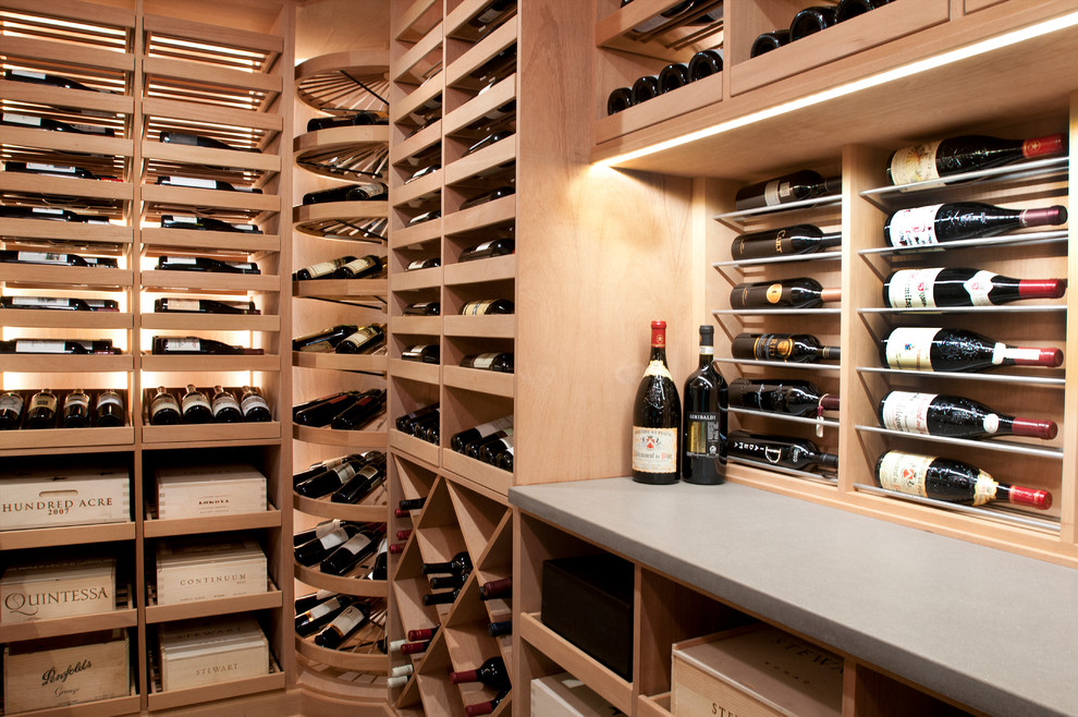 Idee per una cantina design con rastrelliere portabottiglie