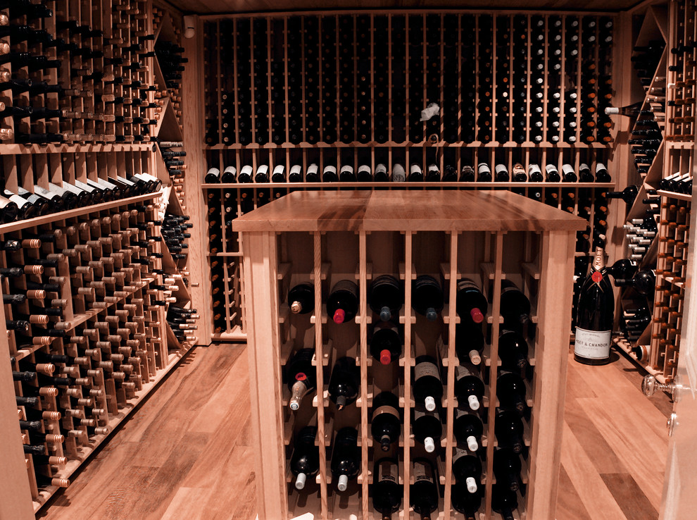 Cette photo montre une cave à vin tendance.