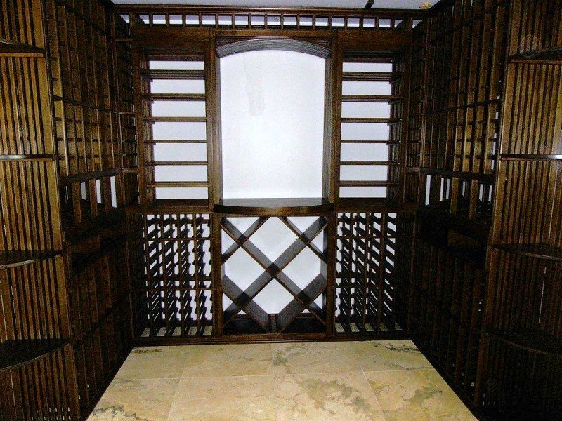 Esempio di una cantina tradizionale di medie dimensioni con rastrelliere portabottiglie, pavimento in pietra calcarea e pavimento beige