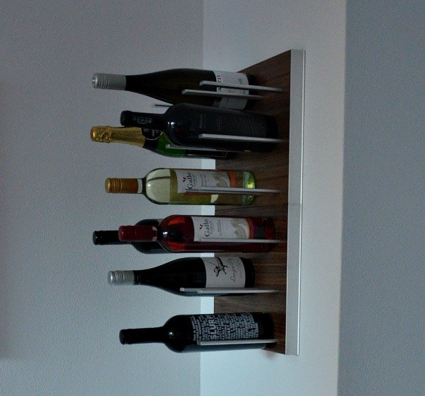 Cette photo montre une petite cave à vin moderne.