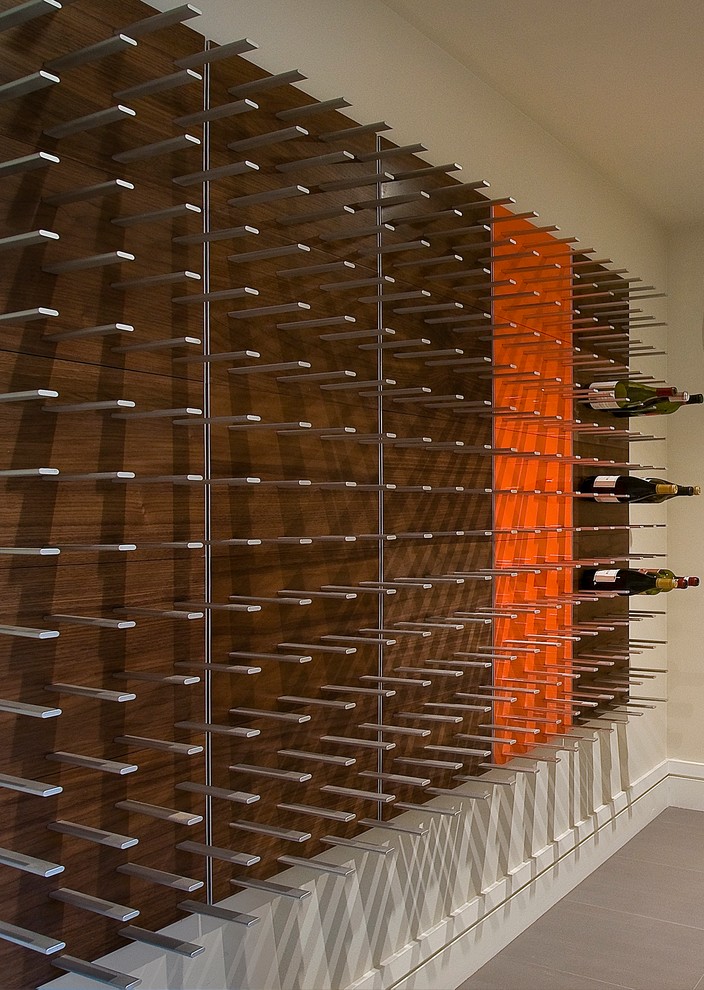 Modern inredning av en mycket stor vinkällare, med vinhyllor