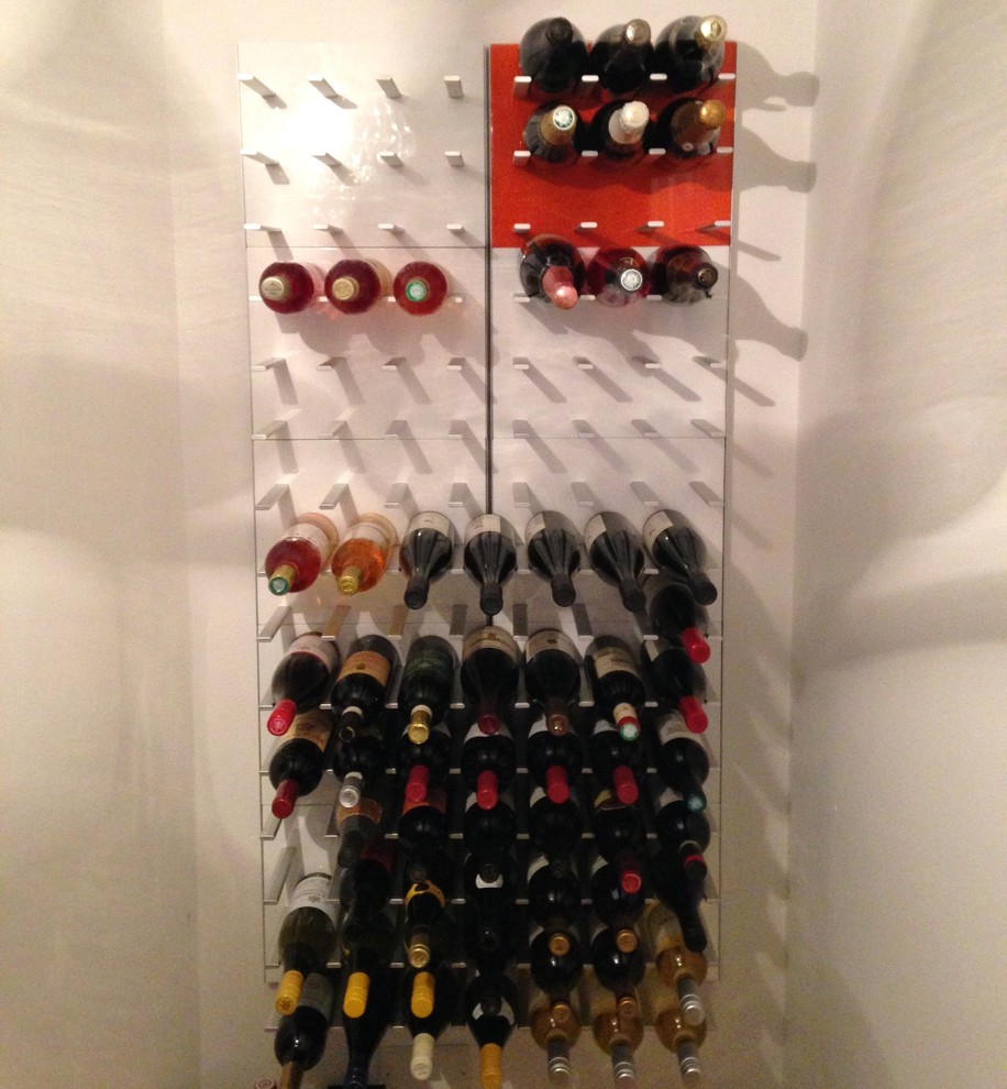 Idée de décoration pour une grande cave à vin minimaliste avec des casiers.