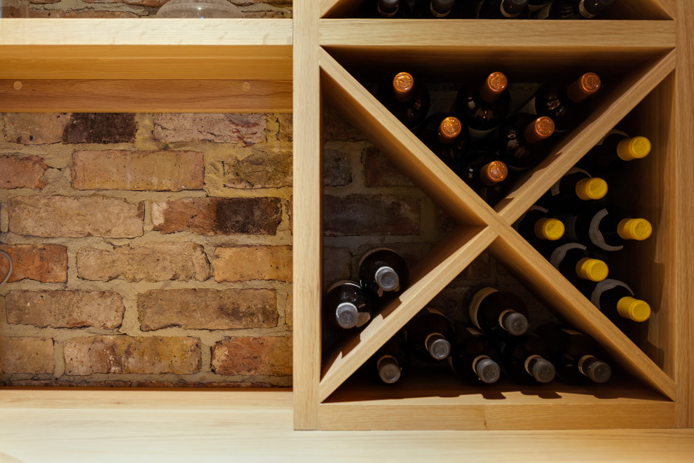 Mittelgroßer Moderner Weinkeller mit diagonaler Lagerung in London