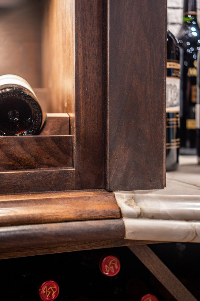 Idéer för att renovera en stor vintage vinkällare, med klinkergolv i porslin, vinställ med diagonal vinförvaring och beiget golv