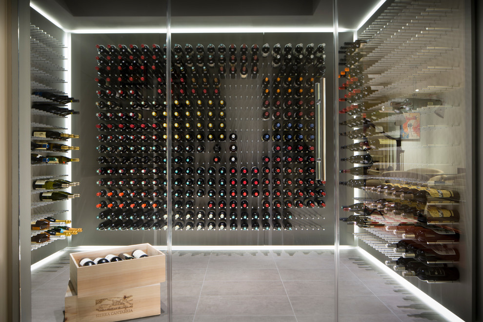 Réalisation d'une cave à vin design avec sol en béton ciré et des casiers.