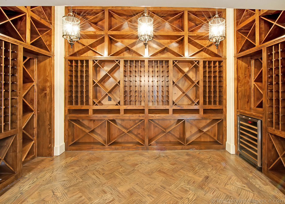 Mediterraner Weinkeller mit braunem Holzboden und diagonaler Lagerung in Dallas