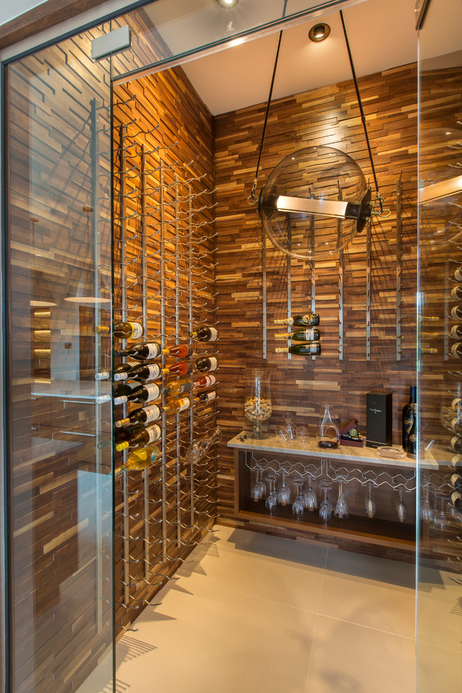 Cette image montre une cave à vin design de taille moyenne avec un présentoir et un sol beige.