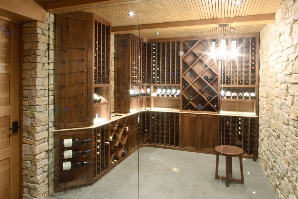 Idéer för stora vintage vinkällare, med plywoodgolv, vinställ med diagonal vinförvaring och grått golv