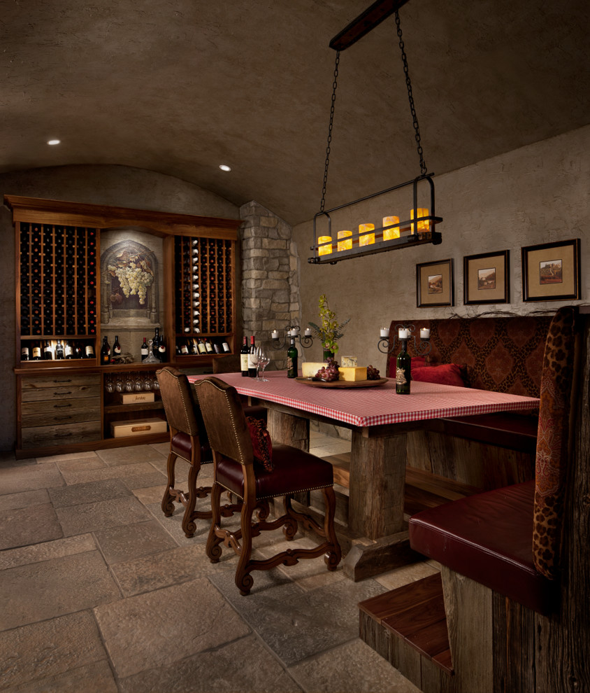 Cette photo montre une grande cave à vin chic avec un présentoir et un sol gris.