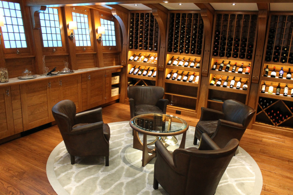 Mittelgroßer Maritimer Weinkeller mit hellem Holzboden, waagerechter Lagerung und braunem Boden in Chicago