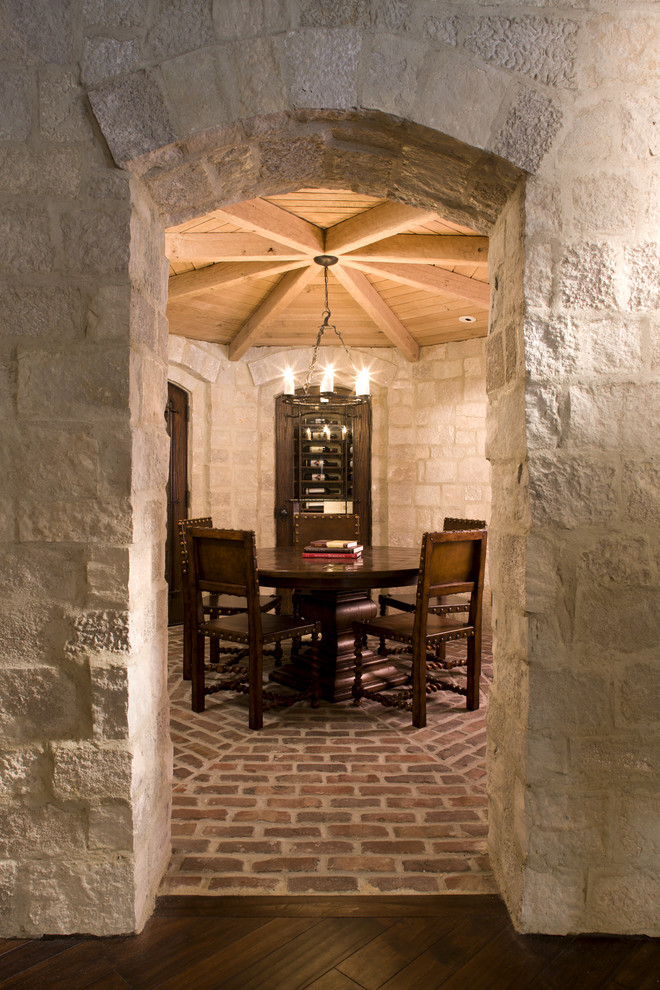 Exemple d'une cave à vin chic avec un sol en brique.