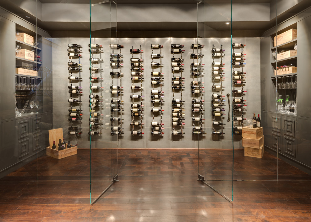 Mittelgroßer Moderner Weinkeller mit braunem Holzboden, Kammern und braunem Boden in Atlanta