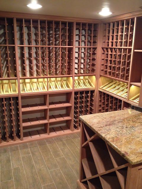 Idée de décoration pour une cave à vin tradition de taille moyenne avec des casiers et un sol en vinyl.