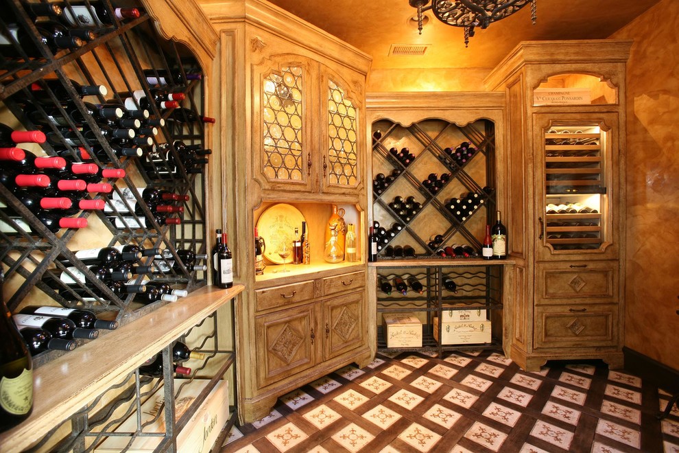 Idée de décoration pour une cave à vin chalet de taille moyenne avec des casiers losange.