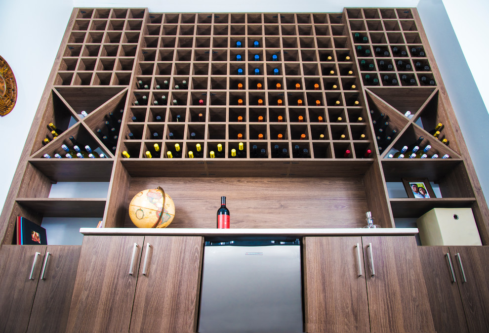 Inspiration pour une cave à vin minimaliste de taille moyenne avec parquet foncé et des casiers.