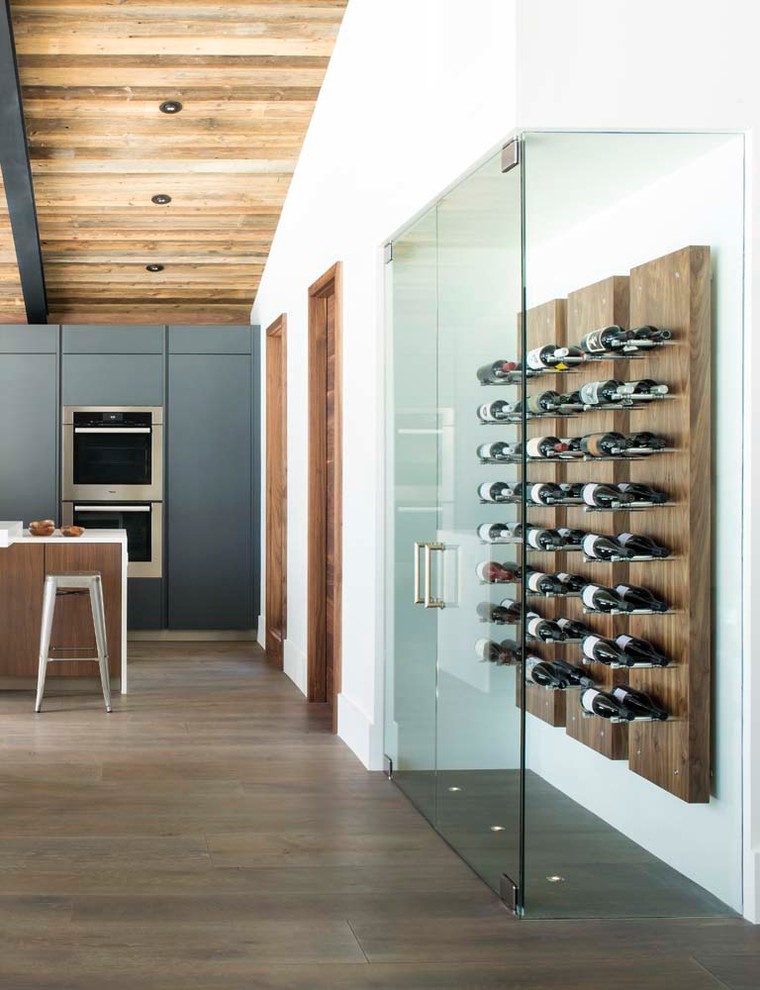 Moderner Weinkeller mit dunklem Holzboden in Denver