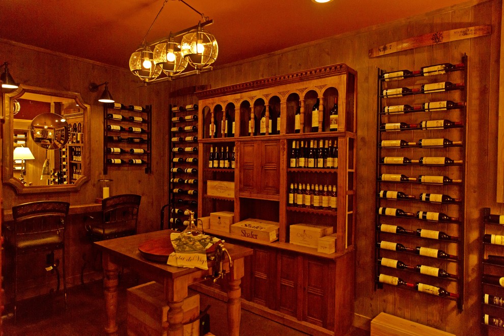 Inspiration pour une cave à vin rustique de taille moyenne avec des casiers.