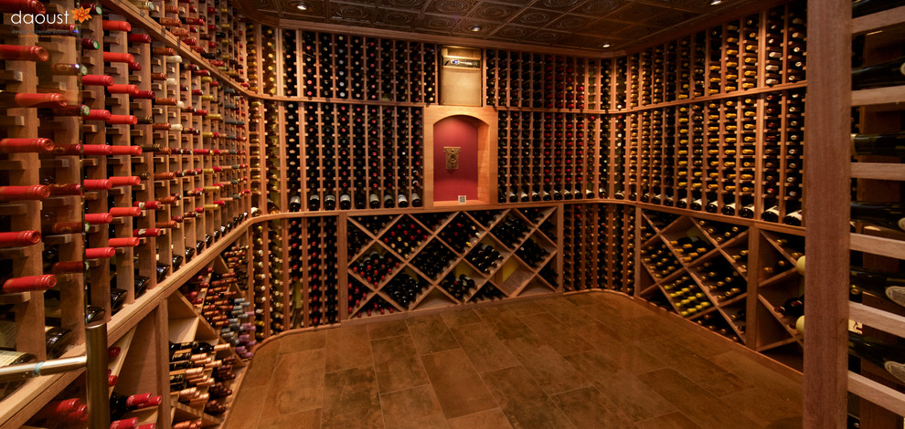 Mittelgroßer Klassischer Weinkeller mit Porzellan-Bodenfliesen und diagonaler Lagerung in Sacramento