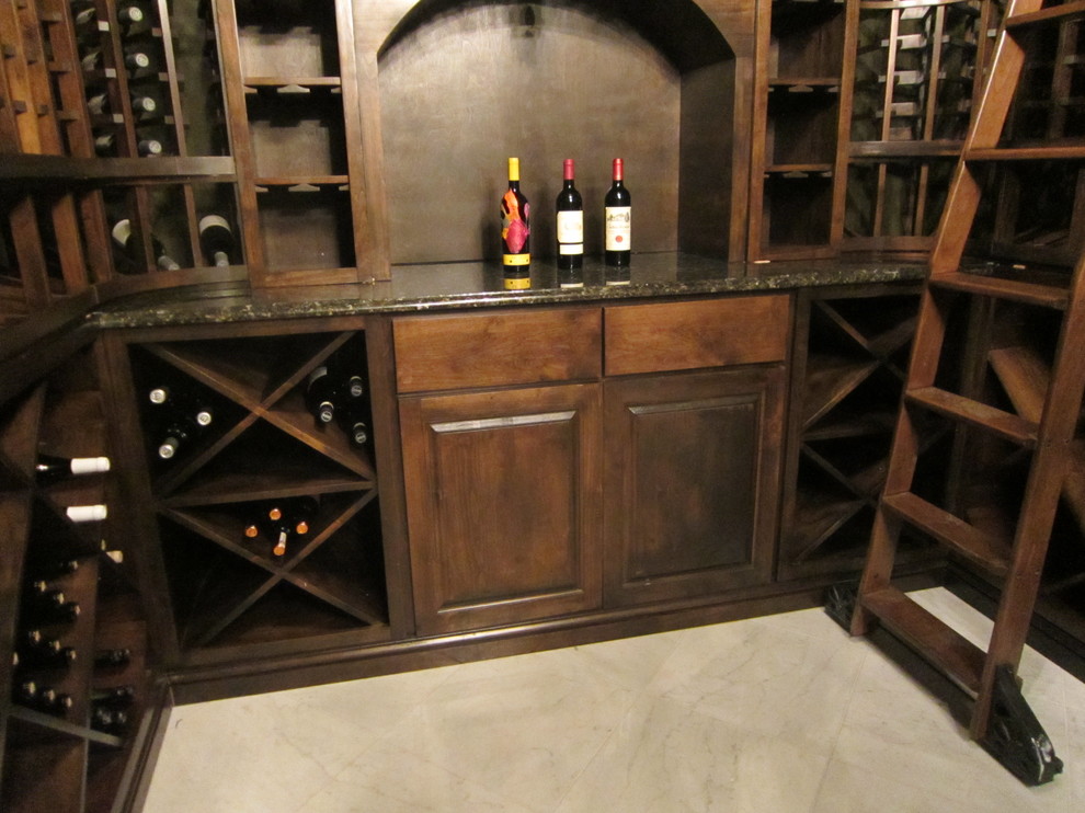 Idée de décoration pour une cave à vin tradition de taille moyenne avec un sol en marbre et des casiers.