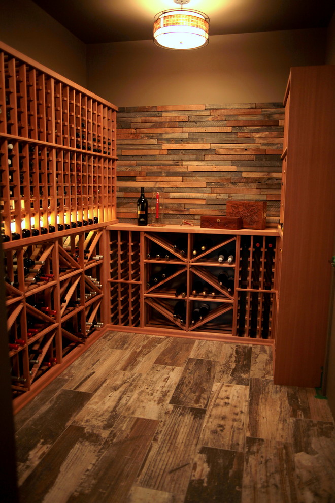 Idées déco pour une cave à vin classique de taille moyenne avec un sol en bois brun, des casiers et un sol marron.