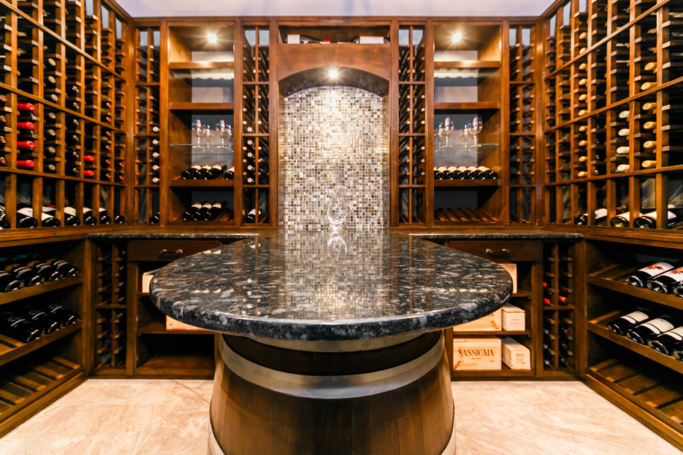 Inspiration pour une grande cave à vin traditionnelle avec un sol en marbre et un présentoir.