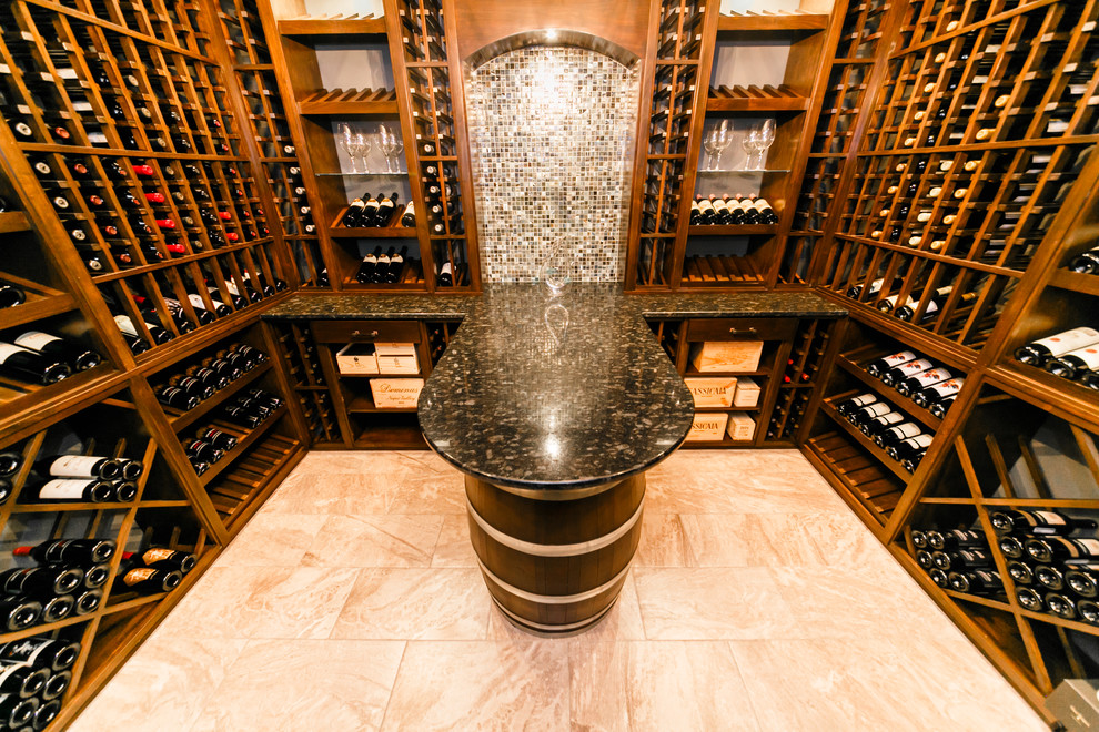 Idée de décoration pour une grande cave à vin tradition avec un sol en marbre et un présentoir.