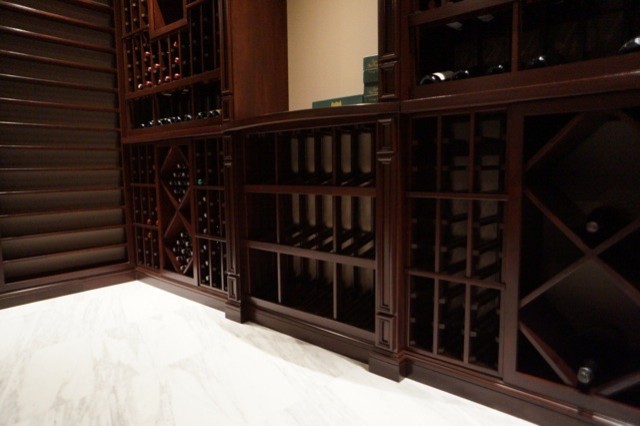 Bild på en mellanstor funkis vinkällare, med klinkergolv i keramik, vinhyllor och vitt golv