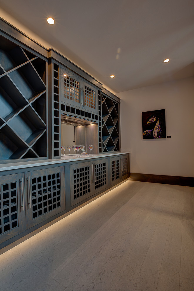 Cette image montre une grande cave à vin minimaliste avec un sol en linoléum et des casiers losange.