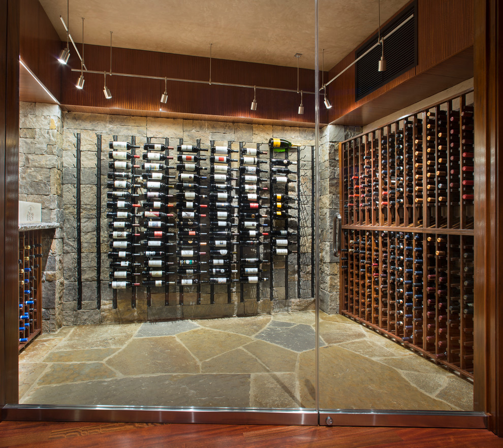 Cette photo montre une cave à vin tendance avec des casiers et un sol marron.