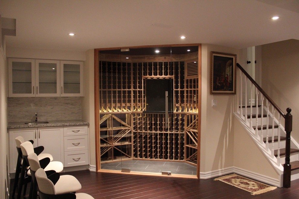 Exemple d'une cave à vin tendance de taille moyenne avec des casiers, un sol en carrelage de céramique et un sol beige.