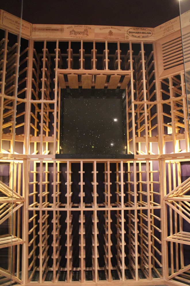 Idée de décoration pour une cave à vin design de taille moyenne avec des casiers, un sol en carrelage de céramique et un sol beige.