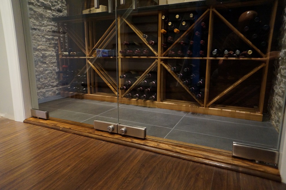 Mittelgroßer Moderner Weinkeller mit Keramikboden, Kammern und grauem Boden in Toronto