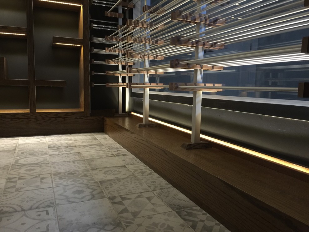 Foto di una cantina design di medie dimensioni con pavimento con piastrelle in ceramica, rastrelliere portabottiglie e pavimento bianco