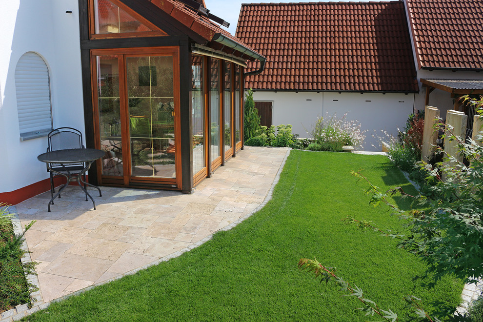 Eine Gartenanlage mit Sandstein und Travertin Country Conservatory
