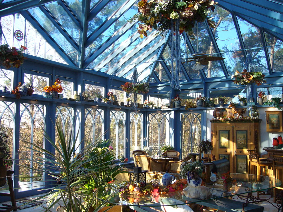 Inspiration pour une très grande véranda victorienne avec un sol en carrelage de porcelaine et un plafond en verre.