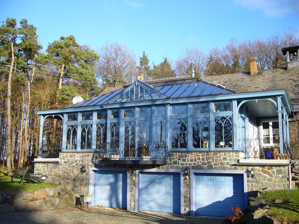 Esempio di un'ampia veranda vittoriana con soffitto in vetro