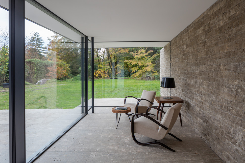 Idee per una piccola veranda minimalista con nessun camino, soffitto classico e pavimento grigio