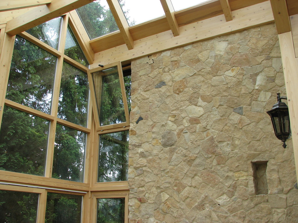 Ispirazione per una grande veranda tradizionale con soffitto in vetro e pavimento grigio