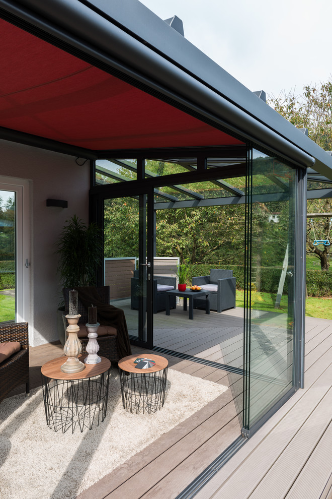 Ispirazione per una veranda contemporanea di medie dimensioni con pavimento in legno massello medio, nessun camino, soffitto in vetro e pavimento marrone